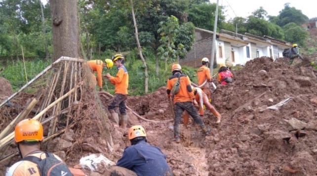 Longsor Sumedang Menelan 25 korban jiwa Dan 15 Orang Hilang
