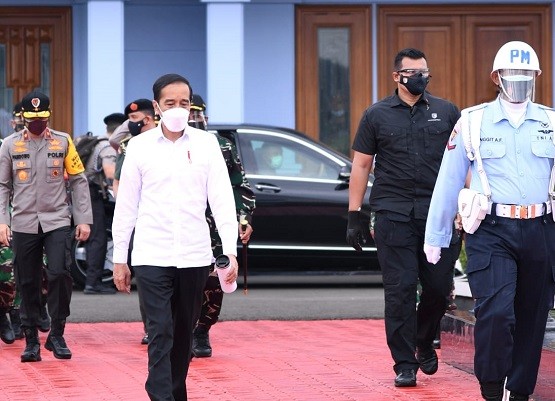 Presiden Jokowi Mengunjungi Korban Banjir di Kalimantan Selatan Menggunakan Perahu Karet