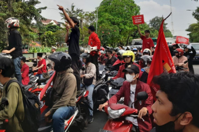 Mahasiswa Demo Depo Pertamina Surabaya