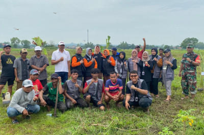 Mahasiswa KKN Universitas Trunojoyo Madura Kelompok 26 Menggelar Kegiatan Penanaman Tunas Pisang di Desa Tanah Merah Dajah
