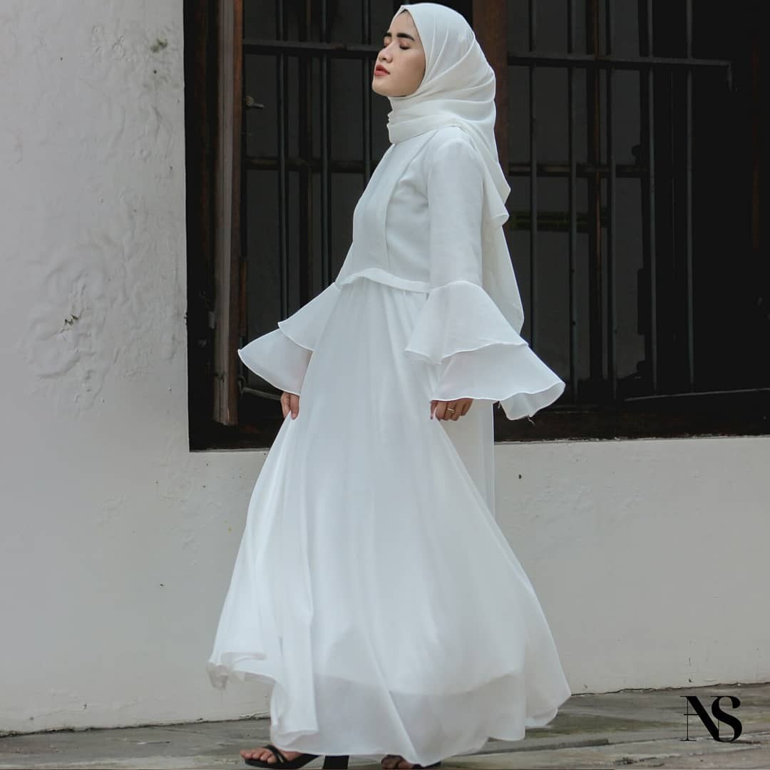 1. Zeyn Raya Dress: Gamis dengan desain yang mewah dan juga elegan, menambah keanggunan pada hari raya.