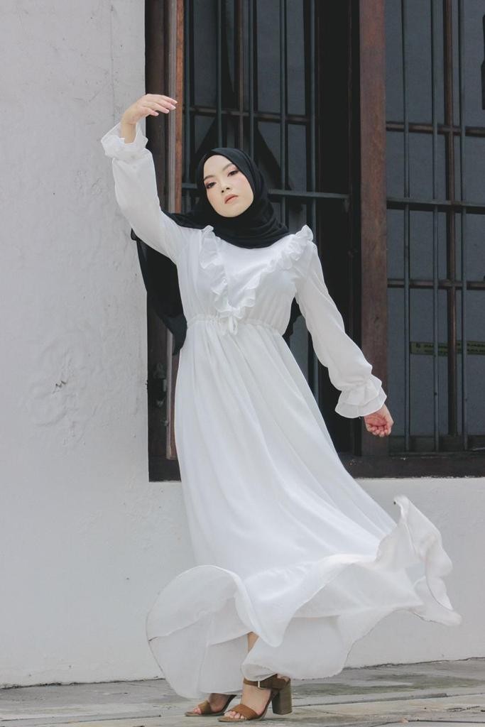2. Zeyn White Dress: Gamis dengan desain Classy perpaduan casual dan elegan yang mampu memancarkan pesona.