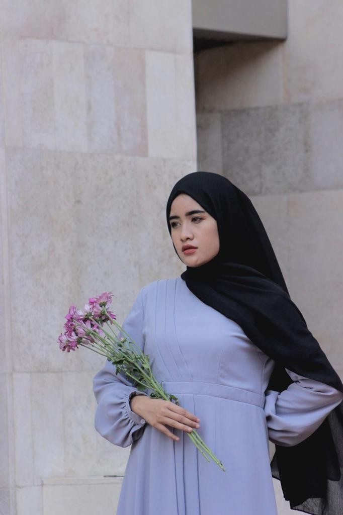 3. Zeyn Line Dress: Gamis dengan sentuhan garis di depannya dan diproduksi dengan warna yang memukau.