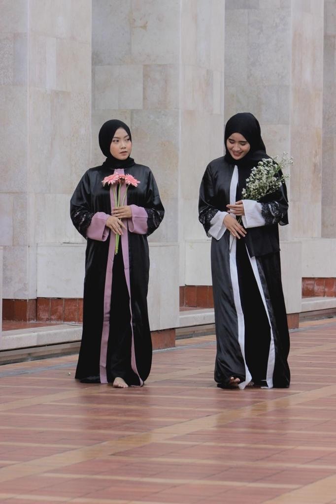 4. Zeyn Abaya: Abaya outer dengan desain khas Turki sangat cocok menjadi solusi outfit yang simpel dan berkilau.